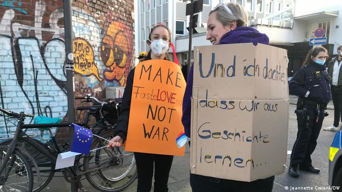BG Friedensdemonstration Rosenmontag Köln | Teilnehmerinnen Jenny und Nadine mit Protestplakaten