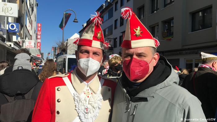 Participanţi la demonstraţia din Köln purtând uniformele lor tradiţionale 
