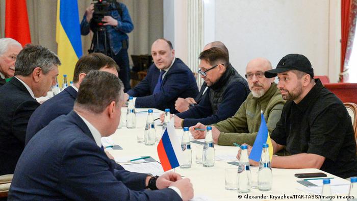وفدا روسيا وأوكرانيا أثناء المفاوضات في بيلاروسيا 28.02.2022