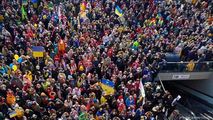 Köln'de karnaval kutlaması yerine Ukrayna ile dayanışma gösterisi düzenlendi