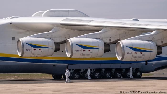 El Antonov An-225 Mriya ucraniano procedente de China entregó 8,6 millones de mascarillas y 150 toneladas de material sanitario encargado por un cliente privado, en el aeropuerto París-Vatry de Bussy Lettree, el 19 de abril de 2020.