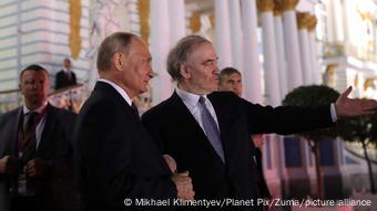 Vladimir Putin und Dirigent Waleri Gergijew bei einer Gala.