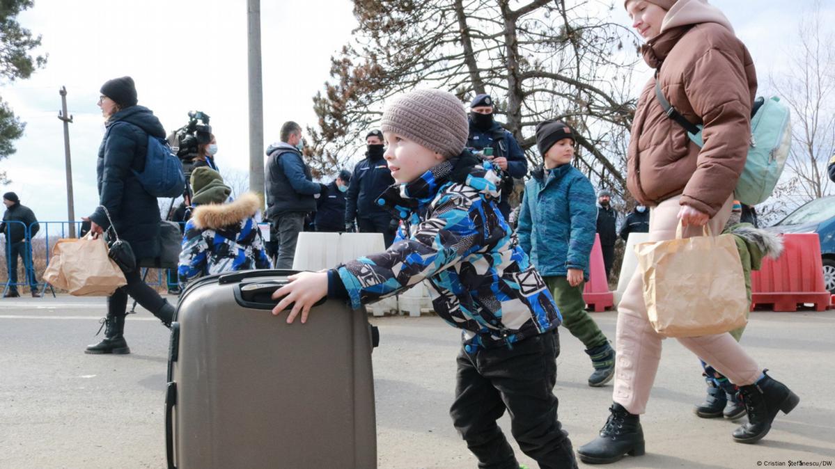 Ukrainian refugees flee west to Romania