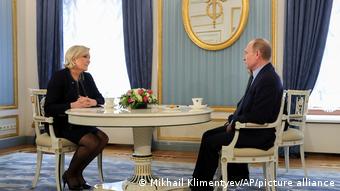 Marine Le Pen s'entretient avec Vladimir Poutine au Kremlin en 2017