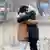 Deux étudiants d'Eswatini se réconfortent après avoir quitté l'Ukraine