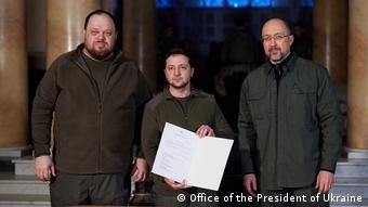 Президент Зеленский показывает подписанную им заявку Украины на вступление в ЕС, 28 февраля 2022 года