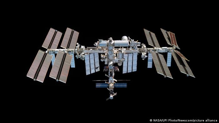 El desmantelamiento de la Estación Espacial Internacional (EEI) está previsto para el año 2030, y los planes actuales incluyen una órbita controlada sobre el Océano Pacífico.