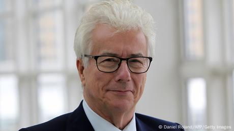 El autor británico Ken Follett habló con DW sobre su nueva novela y la amenaza de las armas nucleares.