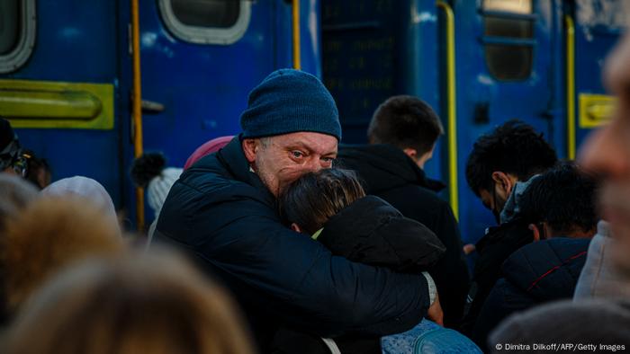 Kiev Garı'nda, savaştan kaçan kızı ile vedalaşan Ukraynalı bir baba