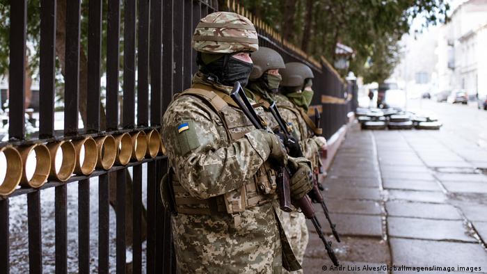 Ukraine Konflikt I Soldaten vor der Zentralkaserne von Lviv