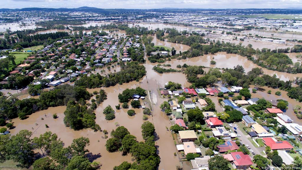 Australian towns flooded after heavy rain falls