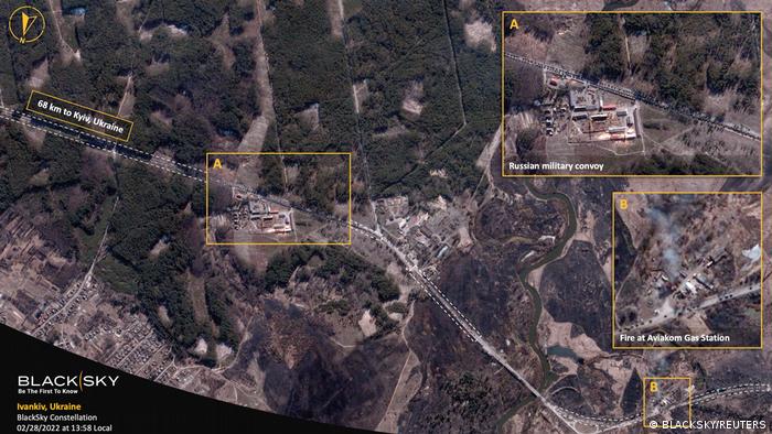 Ukraine - Satellitenbild, das über Ivankiv aufgenommen wurde, zeigt einen russischen Militärkonvoi, der durch eine verbrannte Landschaft nordwestlich von Kiew fährt