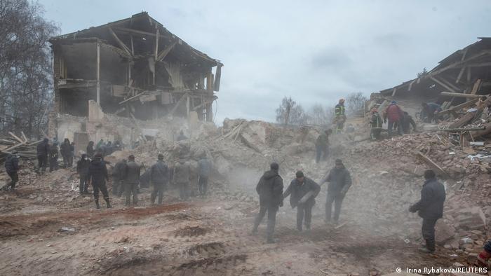 Ucranianos buscan sobrevivientes tras el bombardeo de una unidad militar en Okhtyrka, donde 70 personas, incluidos civiles, perdieron la vida.