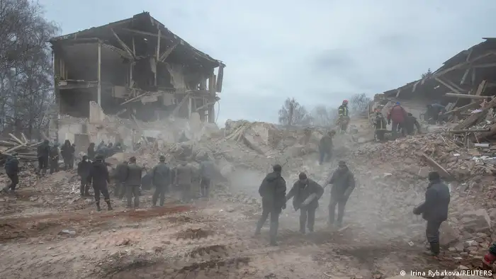 Ukraine - Militärstützpunktgebäude, das nach Angaben der ukrainischen Bodentruppen durch einen Luftangriff in der Region Sumy zerstört wurde