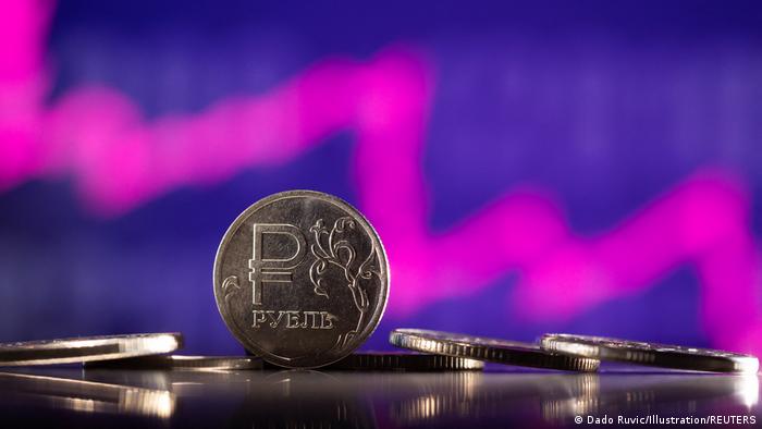 Руската рубла продължи да се обезценява въпреки вдигането на лихвата