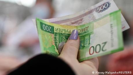 Руската централна банка забрани на руснаците да обменят рубли в
