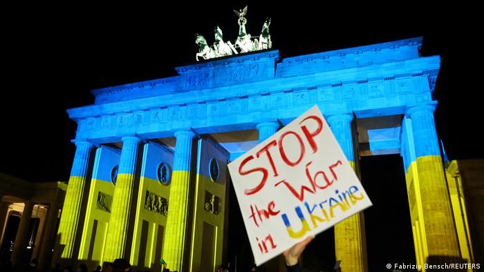 Акція солідарності біля Бранденбурзьких воріт у Берліні, 24 лютого 2022 року