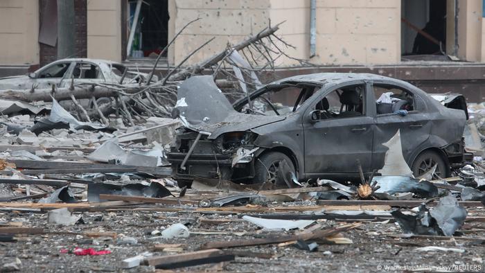 Escombros y vehículos destruidos tras el bombardeo ruso contra Járkov.