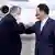Taiwans Außenminister Joseph Wu, rechts, begrüßt Mike Mullen