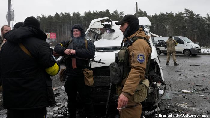 Des volontaires des Forces de défense territoriale ukrainiennes à un poste de contrôle à Kiev en mars 2022.