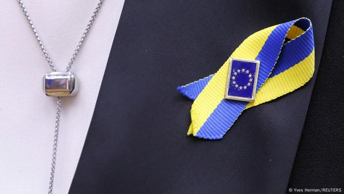 Українська стрічка та значок із прапором ЄС на знак солідарності Євросоюзу з Україною