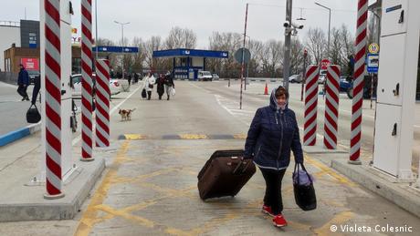 Оксана и Лилиана оставят дъщерите си в Молдова и потеглят