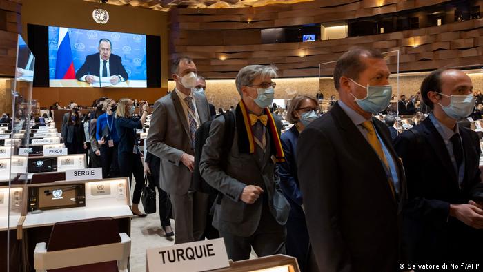 Schweiz Genf | UN-Menschenrechtsrat | Botschafter und Diplomaten verlassen bei Ansprache des russischen Außenministers Lawrow den Saal