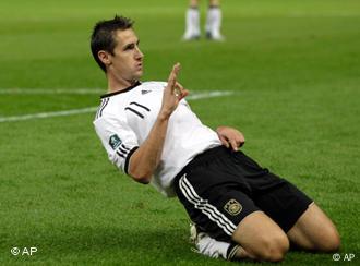 Klose Deserving Of Legend Status As Goal Record Beckons Sports German Football And Major International Sports News Dw 14 10 2010