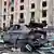 Carro carbonizado diante de prédio do governo regional em Kharkiv atingido por um míssil