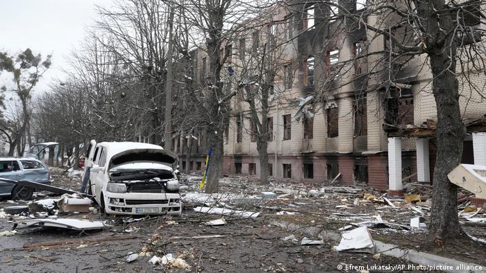 Zerstörte Gebäude und Fahrzeuge in der ukrainischen Großstadt Browary 