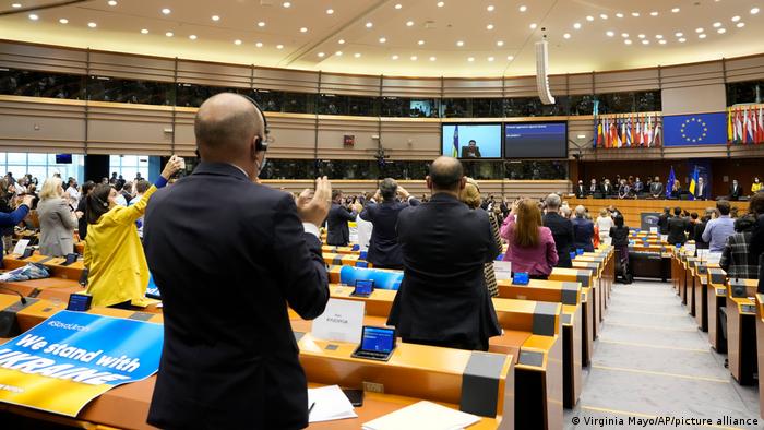 Brüssel | Sitzung des Europaparlaments zur Ukraine Krise - Applaus 