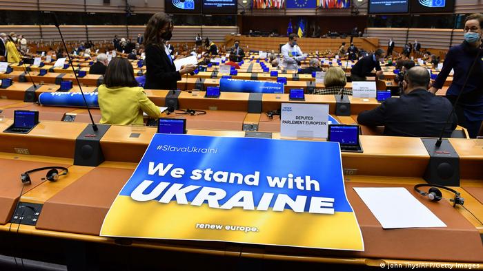 В зале заседаний Европарламента во время внеочередной пленарной сессии, посвященной Украине. 1 марта 2022 г.