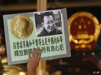 Plakat mit Liu und Nobelpreis-Medaille (Foto: AP)