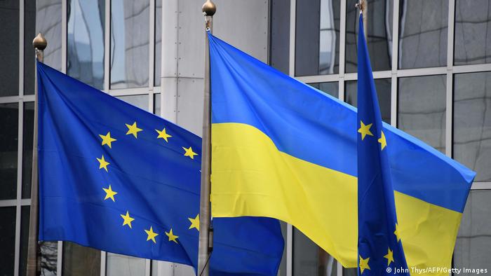 Флаги Евросоюза и Украины на здании Европарламента в Брюсселе