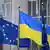 Флаги Евросоюза и Украины в Брюсселе
