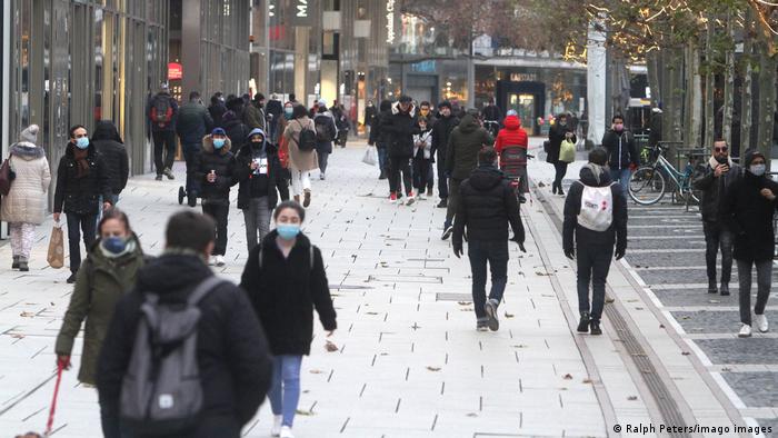 Menschen auf der Zeil in Frankfurt - einer der belebtesten Einkaufsstraßen Deutschlands