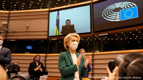 El pleno del Parlamento Europeo aplaude al presidente de Ucrania Volodymyr Zelenski