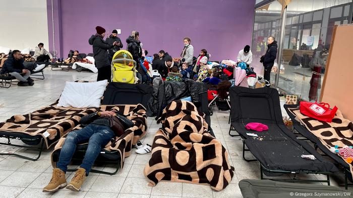 Refugees in the Korczowa center