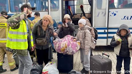 Personas que huyeron de la guerra en Ucrania llegan a Korczowa, Polonia.