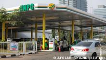 FILE PHOTO: Cars queue to buy petrol at the NNPC Mega petrol station in Abuja, Nigeria March 19, 2020. REUTERS/Afolabi Sotunde/File Photo