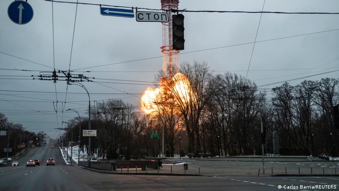 Momento en el que uno de los misiles explota en la estructura metálica de la torre de la televisión ucraniana.