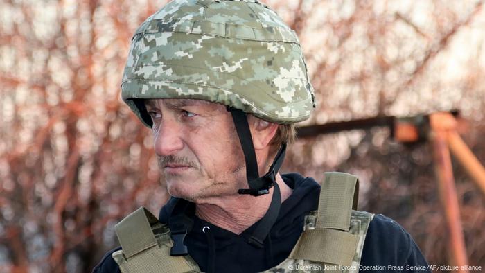 Schauspieler Sean Penn trägt bei einem Besuch in der Ukraine einen Militärhelm und eine Schutzweste.