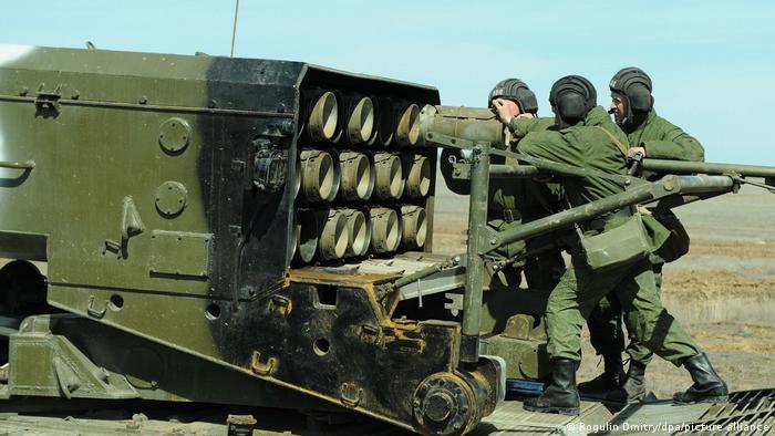 Militares cargando cohetes incendiarios y termobáricos en el sistema de lanzallamas pesado TOS-1 Buratino. (2012)
