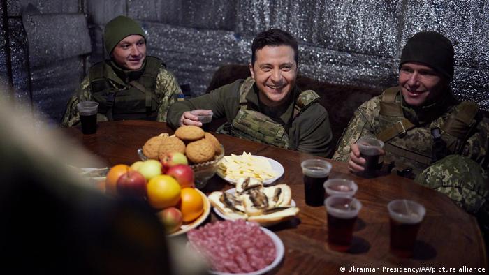 Близкият до народа президент: Зеленски с украински войници в Донецк седмица преди руската инвазия