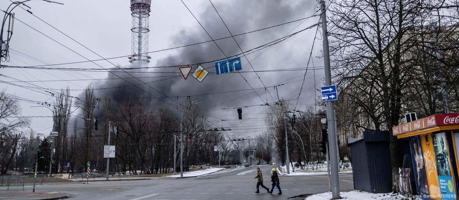 La torre de televisión de Kiev momentos después de ser bombardeada