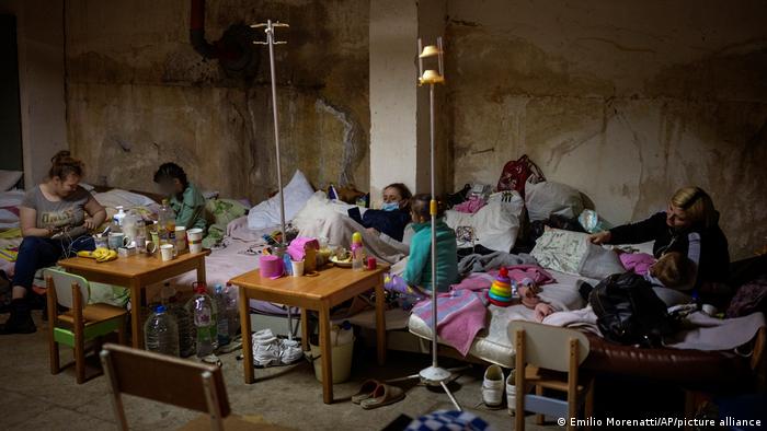 Niños enfermos y mujeres con sus bebés recién nacidos en un sótano utilizado como refugio antibombas en el hospital infantil Okhmadet, en el centro de Kiev, Ucrania.