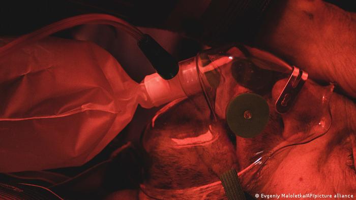 Un paciente con coronavirus respira con una máscara de oxígeno en un hospital de campaña para pacientes con COVID-19 en Kakhovka, Ucrania.