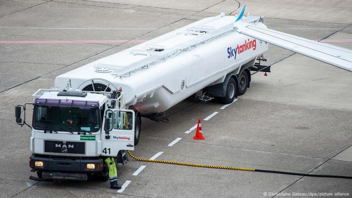 Symbolbild | Betanken von Passagierflugzeugen