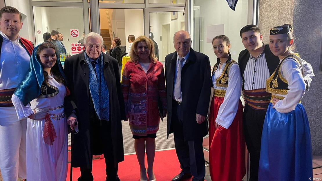 Generalni konzulat BiH u Frankfurtu: svečanost povodom Dana nezavisnosti 1. marta: na slici: folklorna grupa i dva bivša visoka predstavnika Christian Schwarz-Schilling i Valentin Inzko - između njih generalna konzulica Višnja Lončar