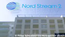Ein Nord Stream 2-Logo ist auf einer verspiegelten Glasfront des Schweizer Hauptsitzes des Unternehmens zu sehen. Der Betreiber der russischen Pipeline Nord Stream 2 mit Sitz im steuergünstigen Schweizer Kanton Zug hat nach Angaben von Wirtschaftsminister Guy Parmelin allen Angestellten gekündigt. Die USA hatten vergangene Woche Sanktionen gegen die Nord Stream 2 AG verhängt und damit weitere Geschäfte mit dem Unternehmen untersagt. +++ dpa-Bildfunk +++